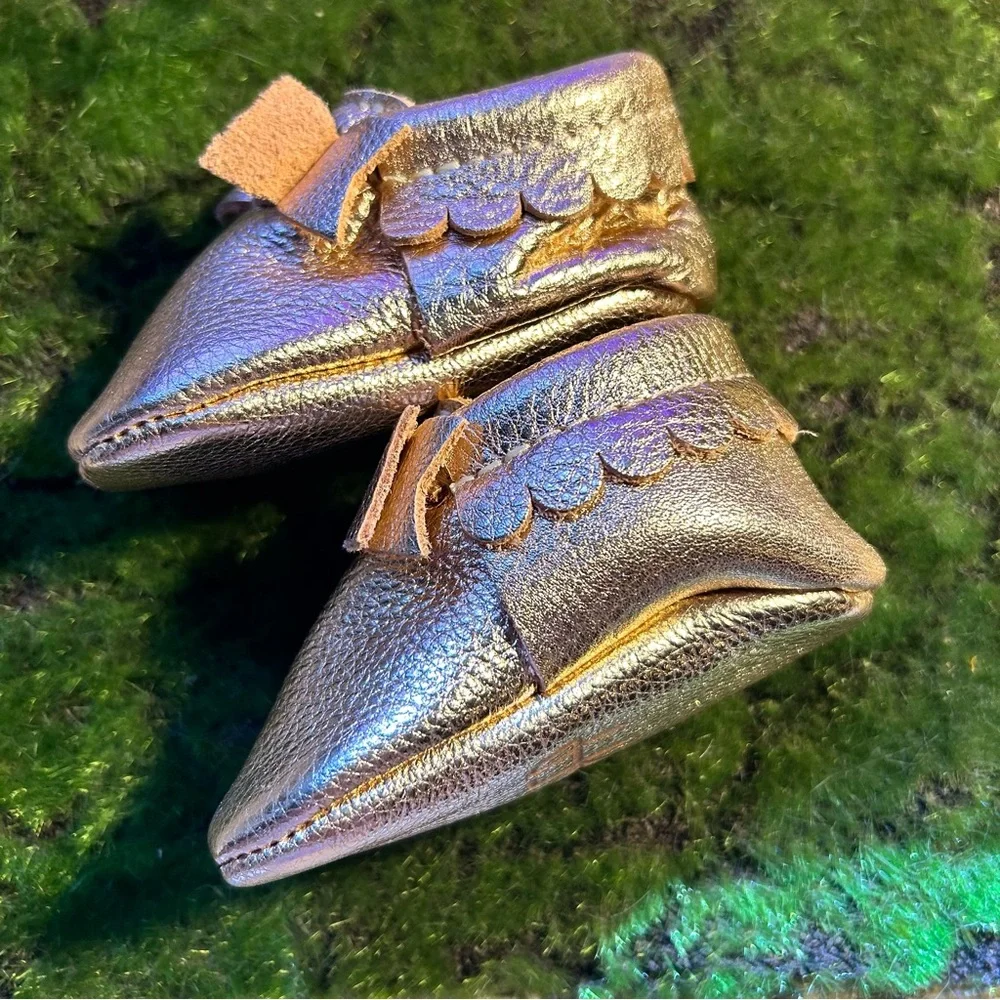 Like New Rose Gold Freshly Picked mocassins toddle with bows size 2